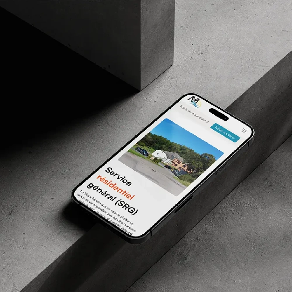 Présentation du site du Vieux Moulin de Strainchamps sur un téléphone