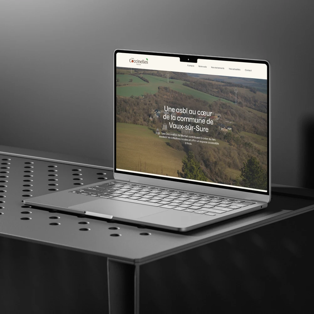 Présentation du site de présentation de l’ASBL sur un ordinateur