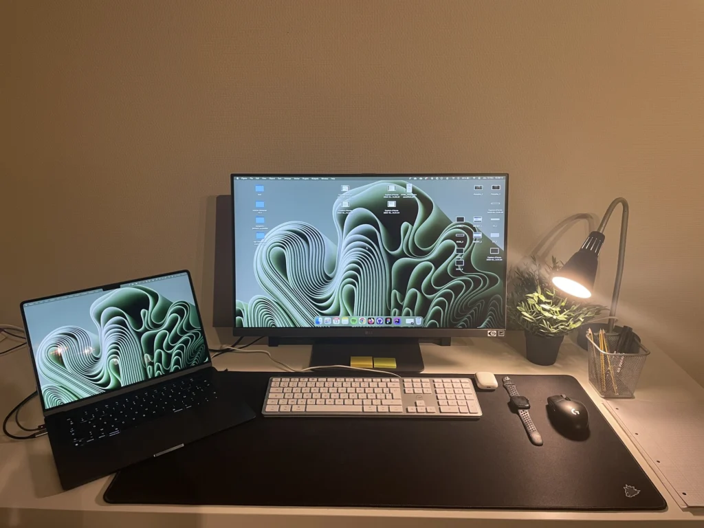 Photo de mon bureau avec mon matériel